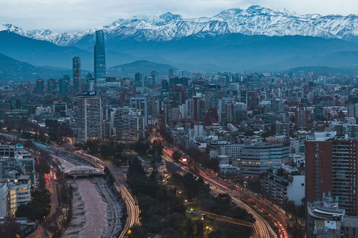 Santiago con Costanera Center y cordillera de los Andes